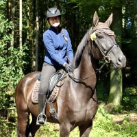 ”Silke geht in jeder Einheit individuell auf den Trainingszustand und die Tagesform von Pferd und Reiter ein und sieht dabei jedes Detail. Besonders der Reitersitz wird bei ihr durch verschiedenste Übungen effektiv gefördert und verbessert.”